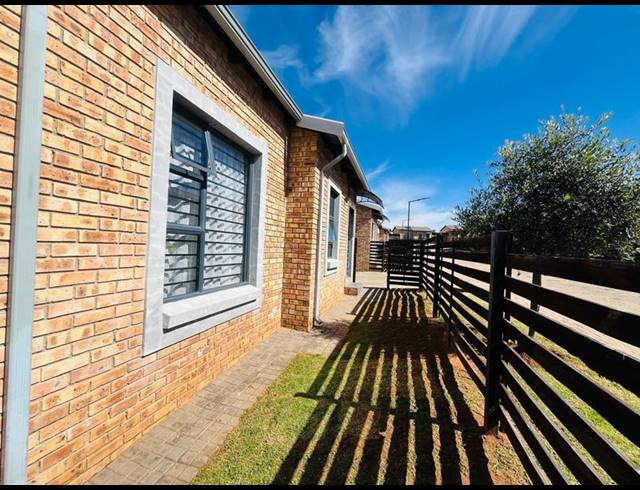 2 BEDROOM TOWNHOUSE FOR SALE IN GROBLERPARK